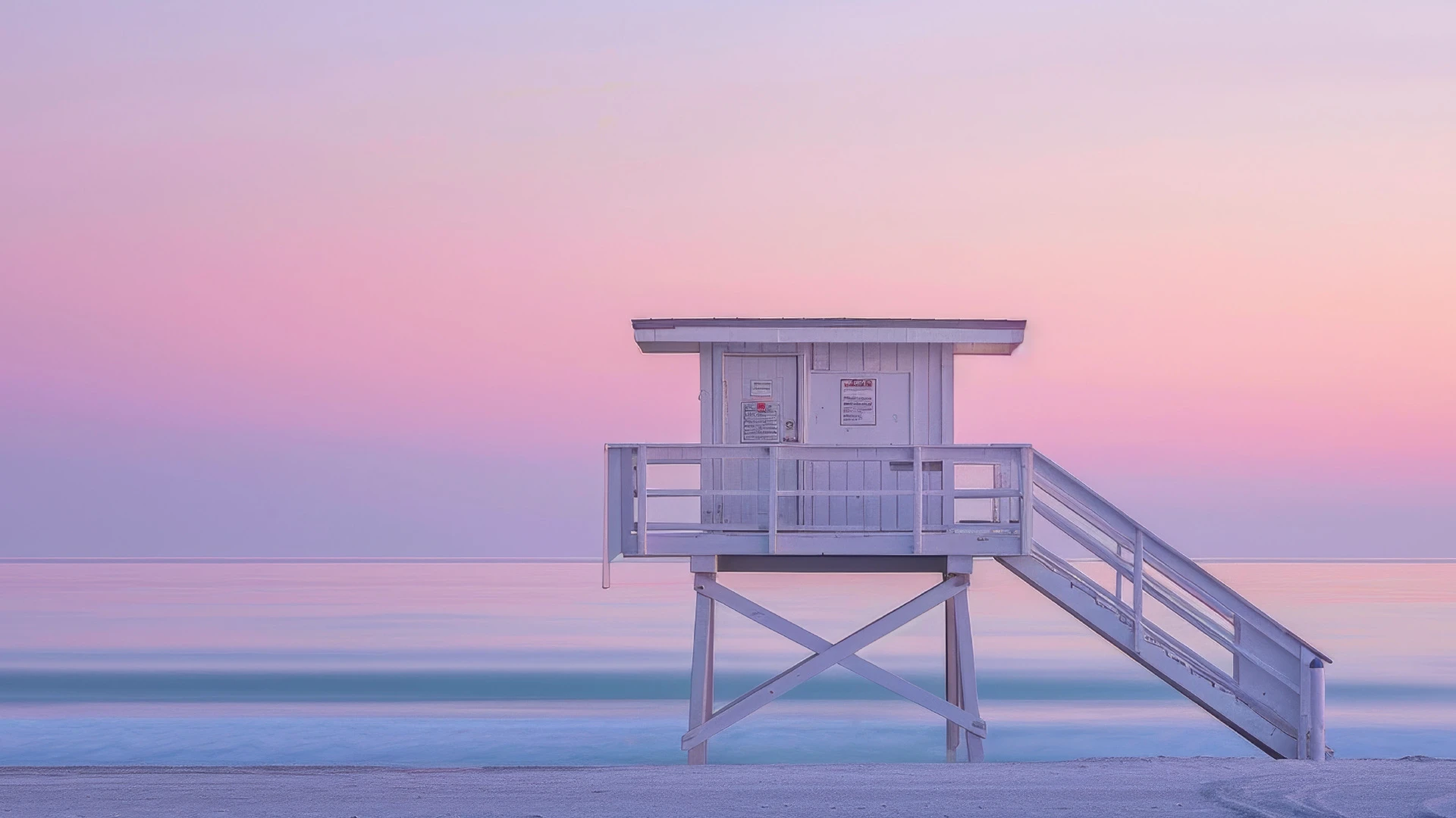 Poste de secours sur une plage au coucher du soleil dans une ambiance pastel