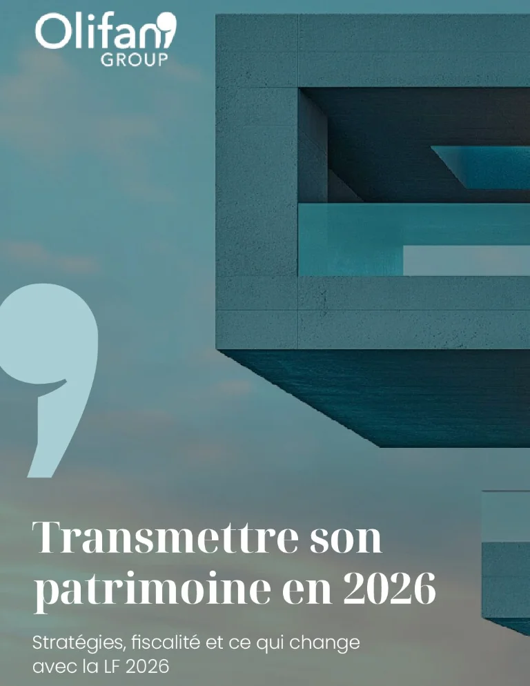 Affiche promotionnelle d’Olifan Group sur fond bleu. À droite, une architecture moderne en béton aux formes géométriques. À gauche, le logo Olifan Group et un élément graphique en forme de virgule. En bas, le texte : « Transmettre son patrimoine en 2026 » suivi de « Stratégies, fiscalité et ce qui change avec la LF 2026 ».