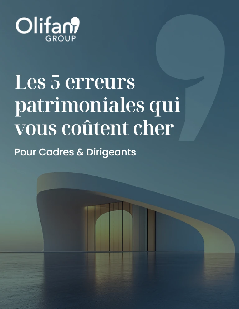 Couverture d’un livre blanc Olifan Group intitulé « Les 5 erreurs patrimoniales qui vous coûtent cher », destiné aux cadres et dirigeants, avec en fond une architecture moderne au bord de l’eau dans des tons bleu-vert.
