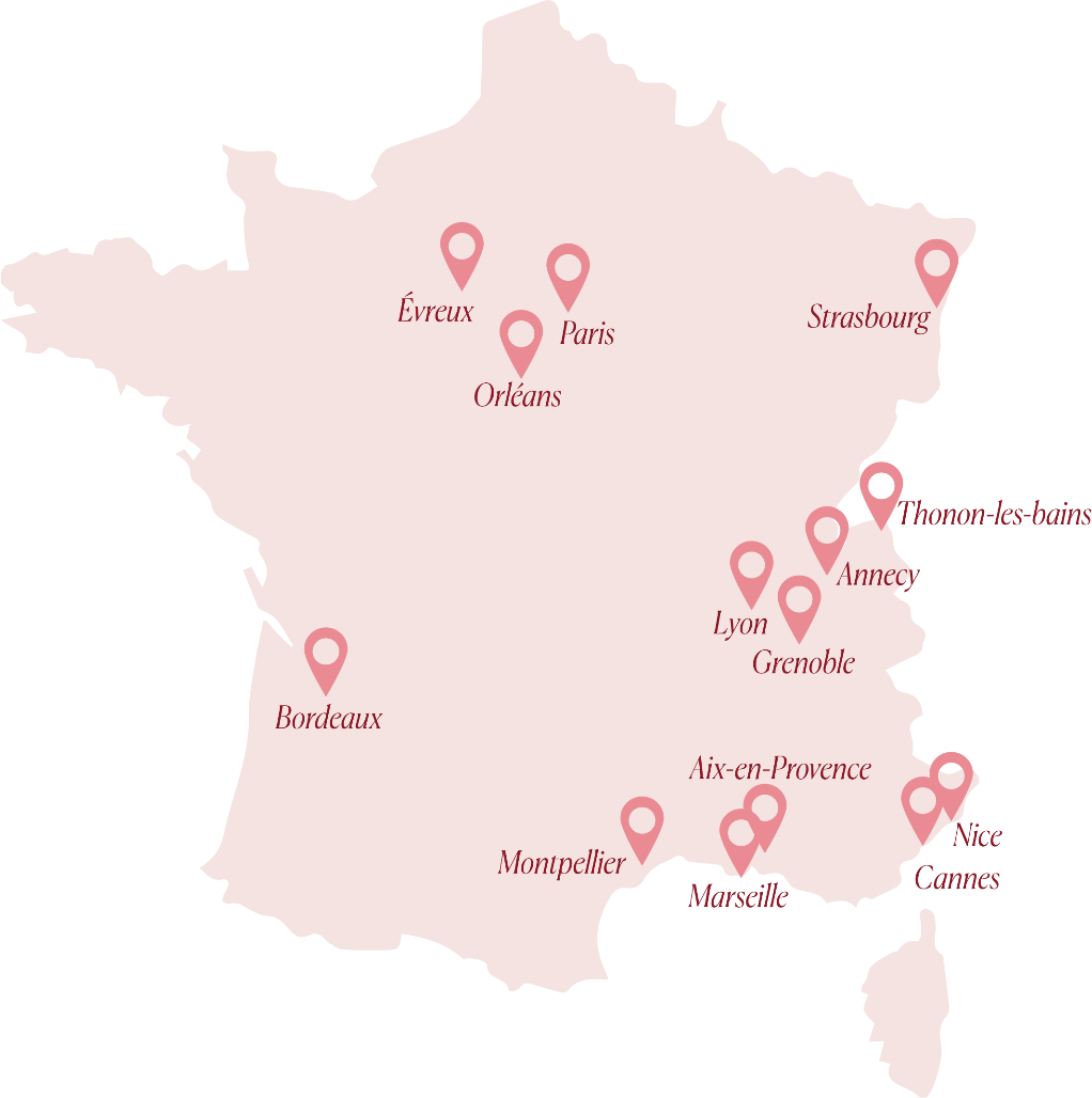 Carte stylisée de la France sur fond noir, avec des marqueurs roses indiquant plusieurs villes : Évreux, Paris, Orléans, Strasbourg, Bordeaux, Lyon, Grenoble, Annecy, Thonon-les-Bains, Montpellier, Marseille, Aix-en-Provence, Cannes et Nice.