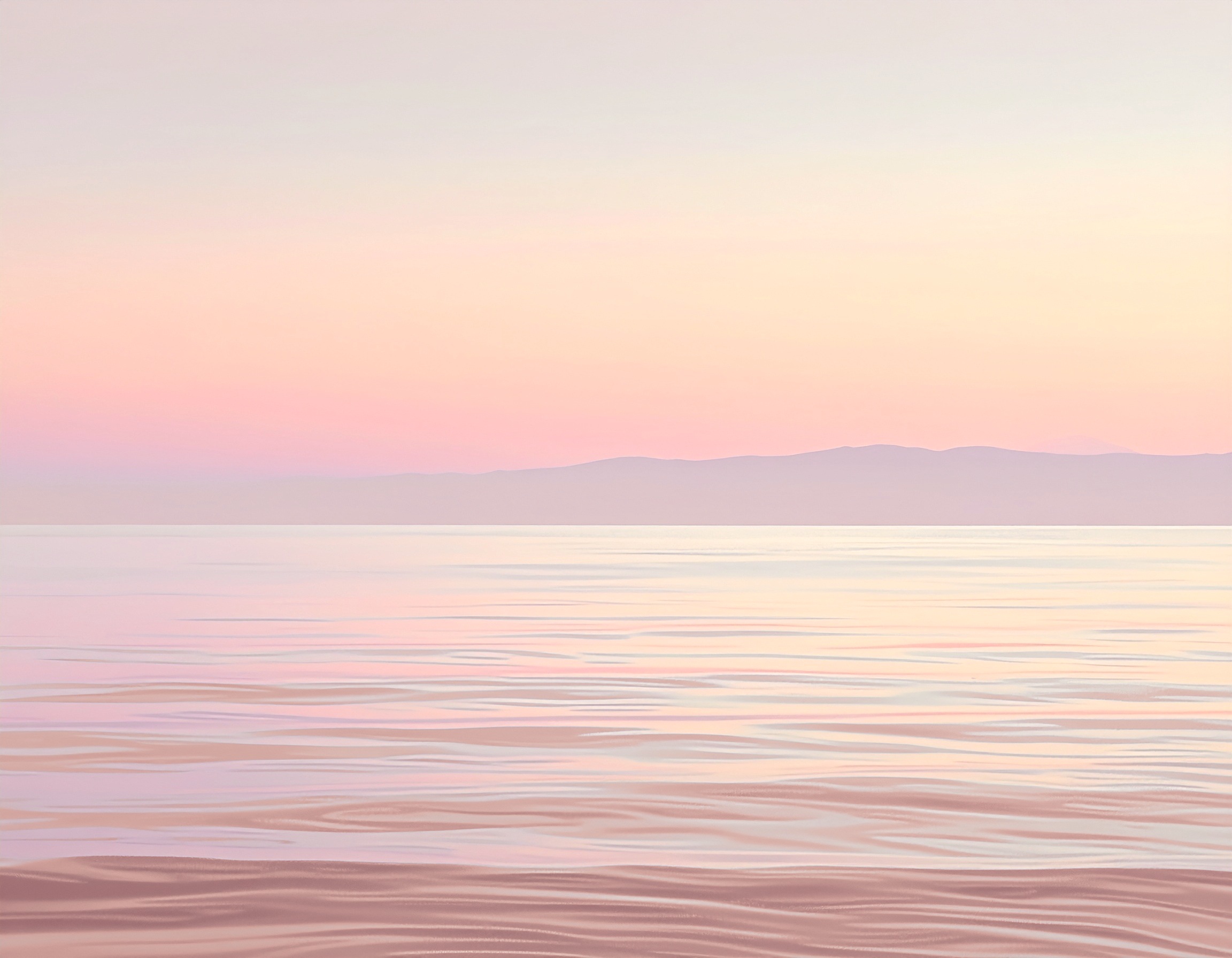 Mer calme aux reflets roses et dorés au pied de collines